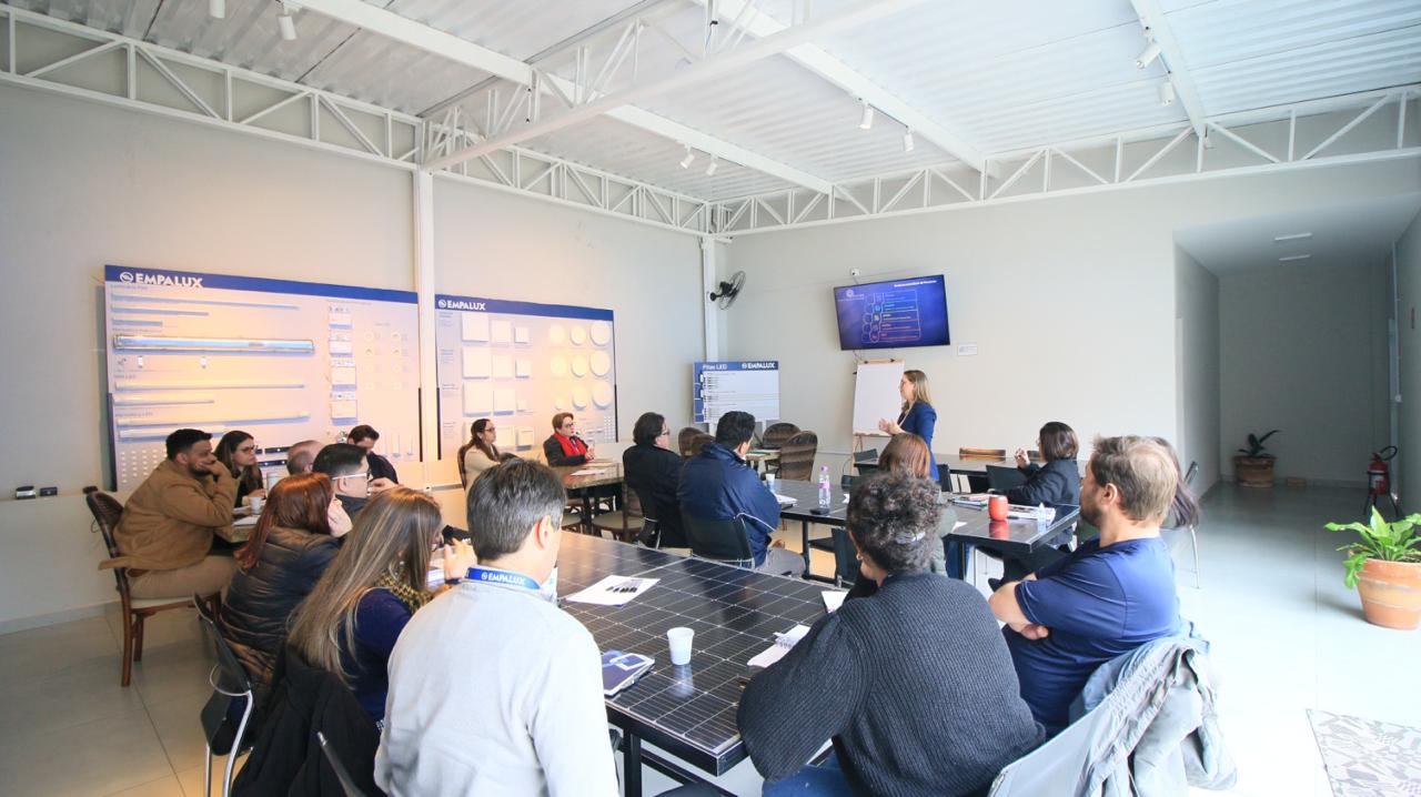 Equipe em treinamento de organização empresarial - Ciclo 6 Consultoria em Curitiba