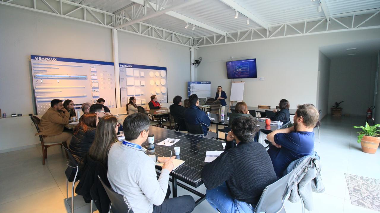 Treinamento in company em Curitiba - desenvolvimento de líderes e equipes com blocos coloridos para engajamento